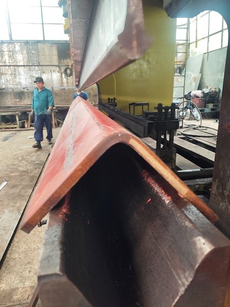 tiến hành kiểm tra và đưa xuống máy chấn