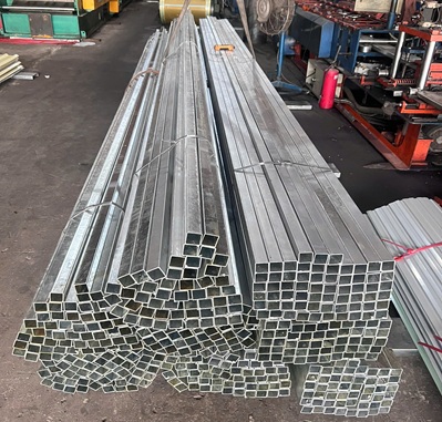 Giá thép hộp mạ kẽm 100x100x3mm Hòa Phát